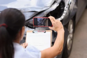 Der Versicherungsagent filmt das Konzept zur Schadensbeurteilung nach einem Autounfall