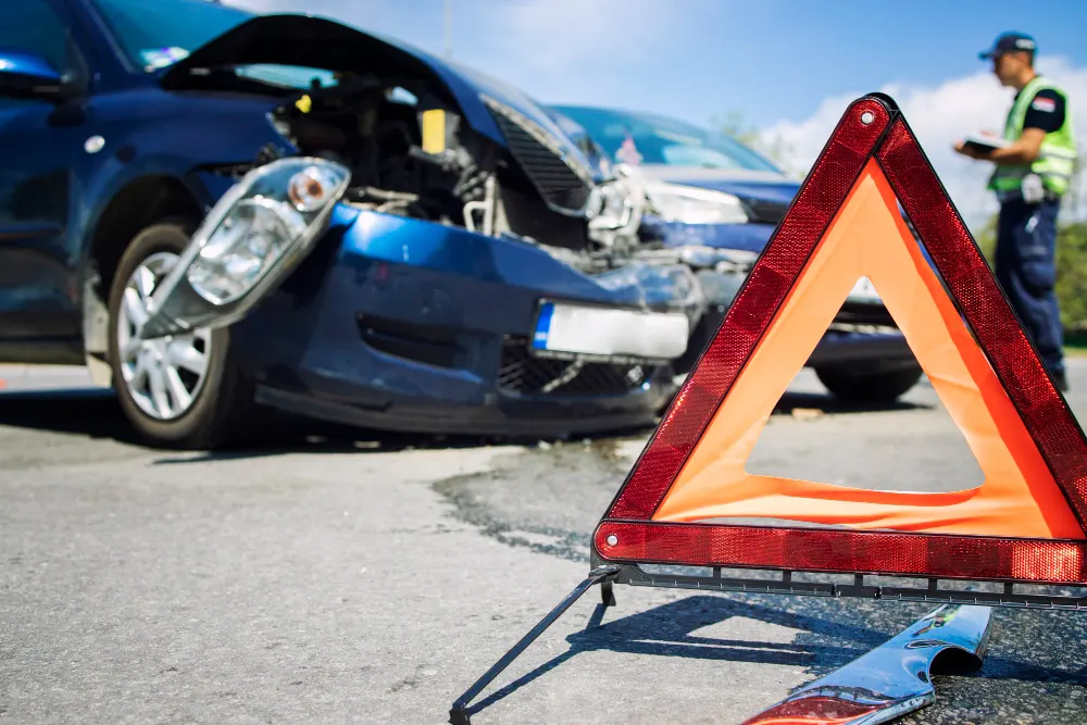 Verkehrsunfall mit zerstörten Autos