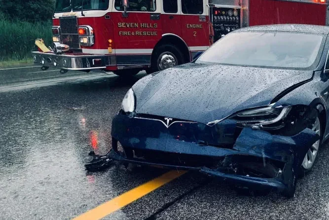 Tesla liegt auf der Autobahn nach dem Unfall