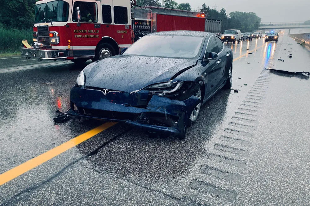 Tesla liegt auf der Autobahn nach dem Unfall