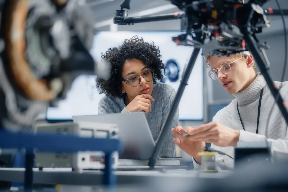 Diverse Ingenieure diskutieren über neuen leistungsstarken Mikrochip