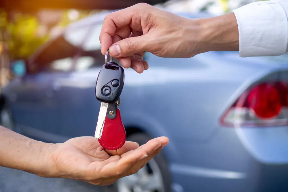 Verkaufsagenturen, die Autos verkaufen und Schlüssel geben