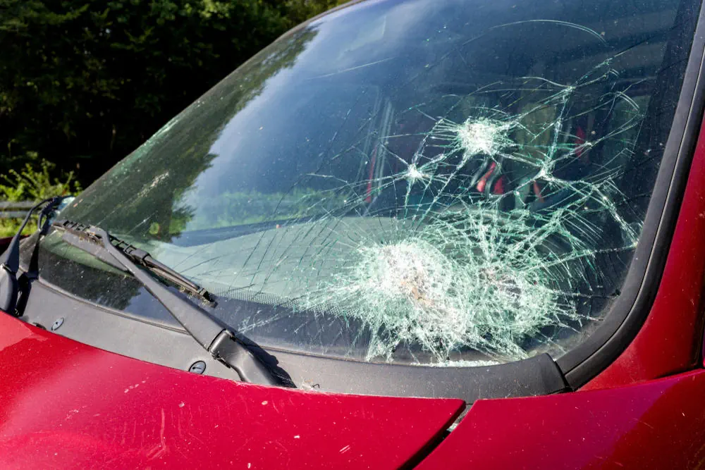 Kaputte Frontscheibe von einem Auto